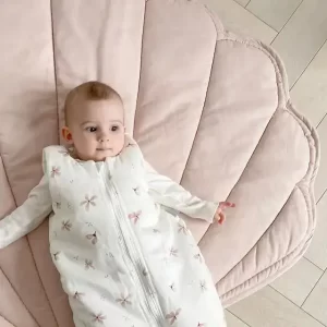 Bébé dans un Tapis coquillage pour bébé rose