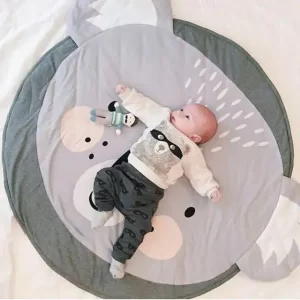 Bébé dans un tapis chambre bébé animaux avec forme de koala