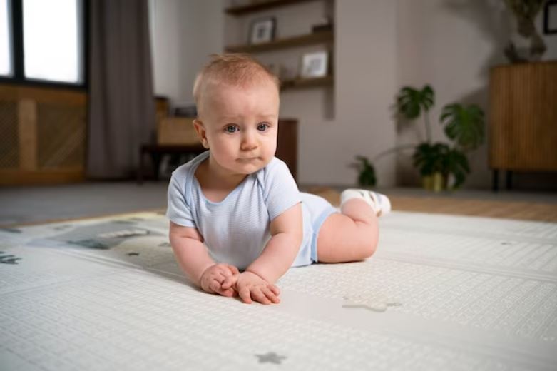 Bébé sur un tapis de jeu