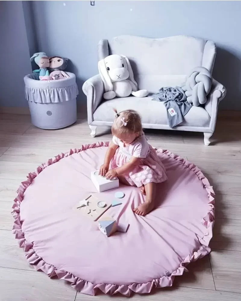 Enfant assis dans un Tapis rembourré pour bébé