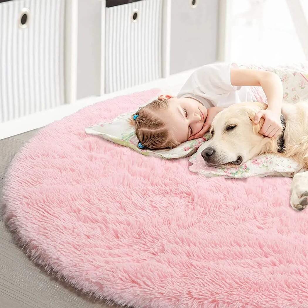 Fille avec son chien sur un Tapis rose pour chambre de fille