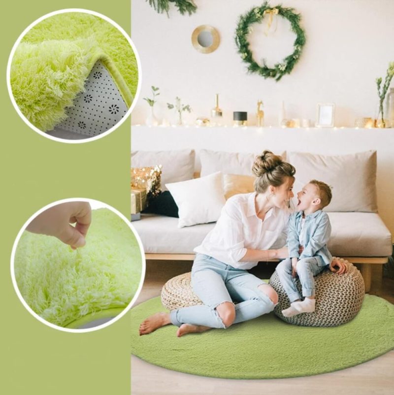 Maman et son enfant sur un tapis pour bébé vert