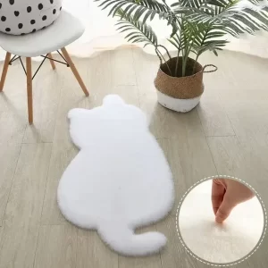 Tapis en forme de chat blanc dans un salon