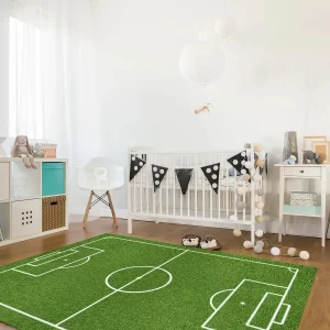 Tapis terrain de foot dans une chambre de bébé