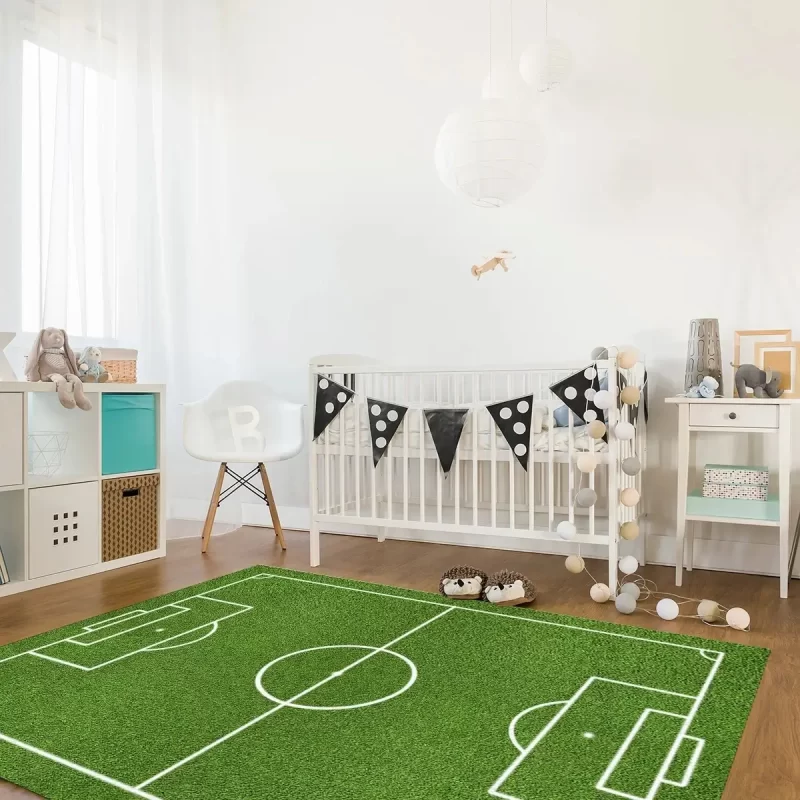 Tapis terrain de foot dans une chambre de bébé